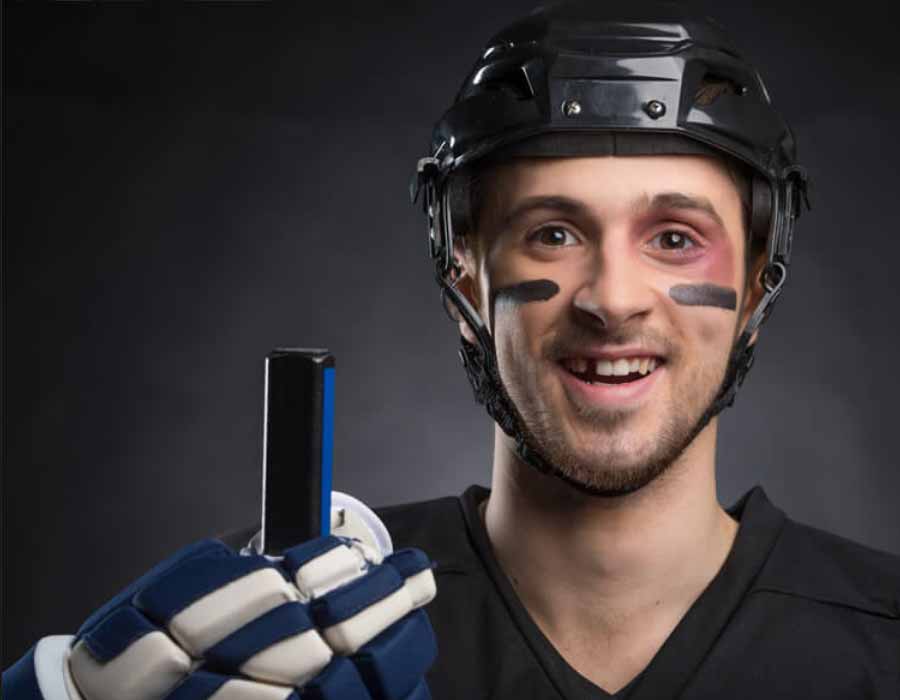 hockey-player-smiling-missing-tooth